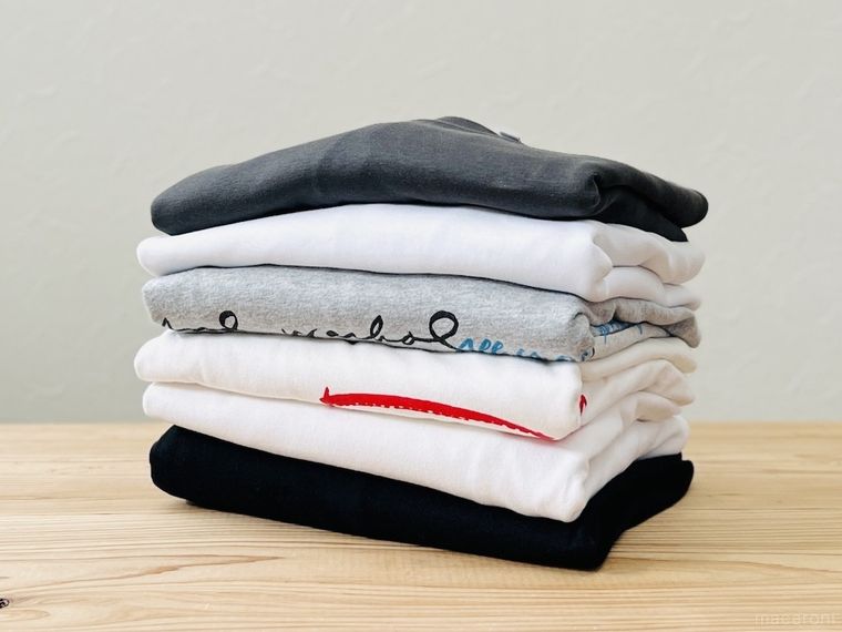 半袖のTシャツを畳んで重ねた様子