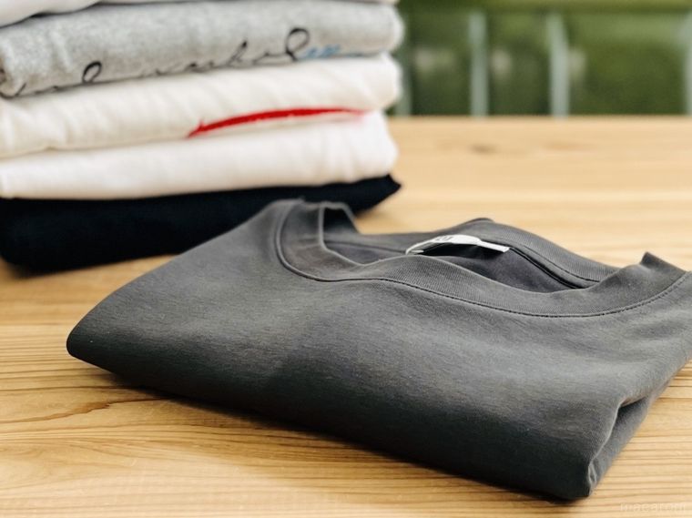 畳んだ半袖のTシャツ
