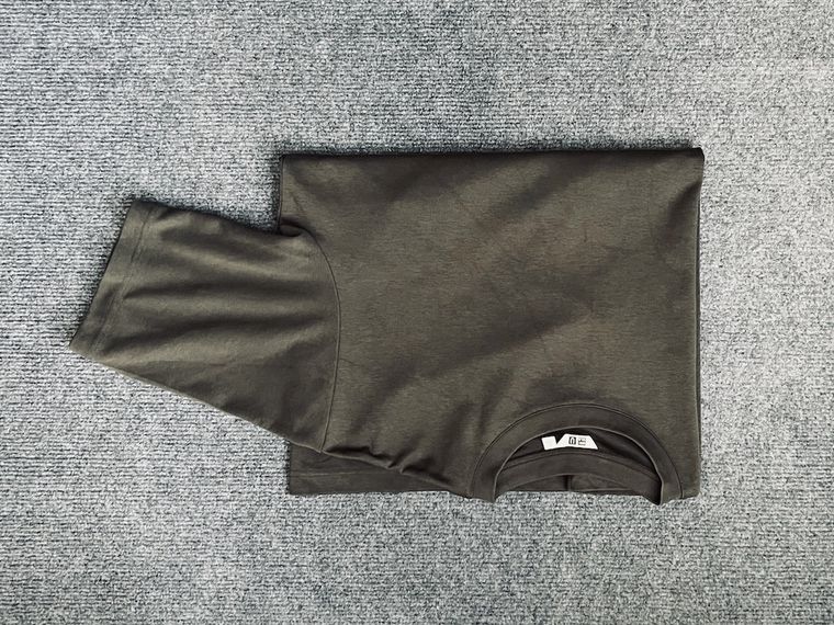 半袖のTシャツを畳んでいる様子