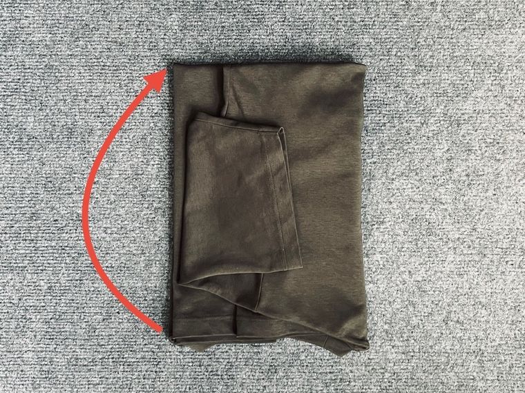 半袖のTシャツを畳んでいる様子