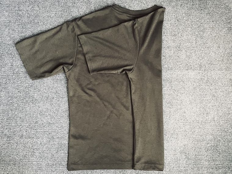 半袖のTシャツを畳んでいる様子