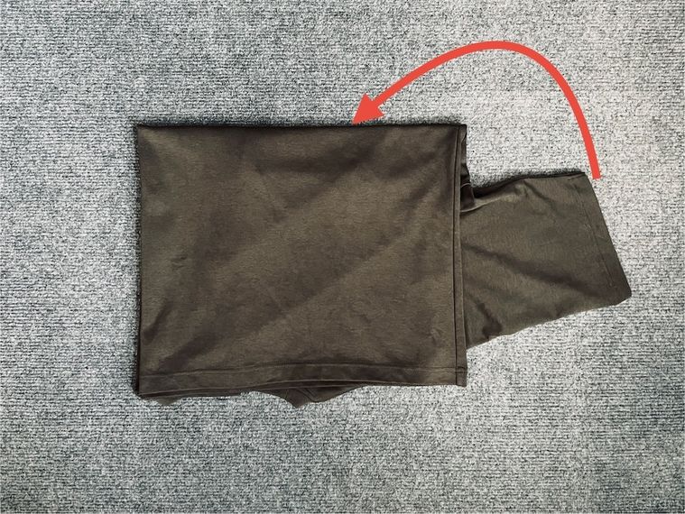 半袖のTシャツを畳んでいる様子