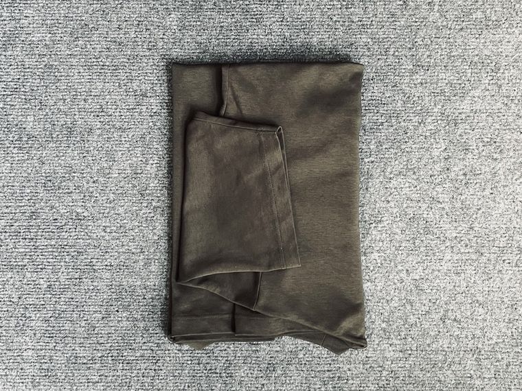 半袖のTシャツを畳んでいる様子