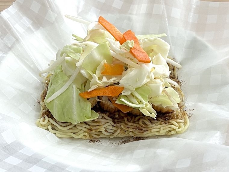 焼きそば麺にカット野菜をのせた様子