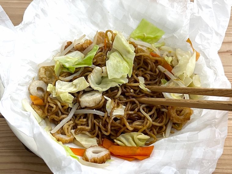 焼きそばをかき混ぜている様子