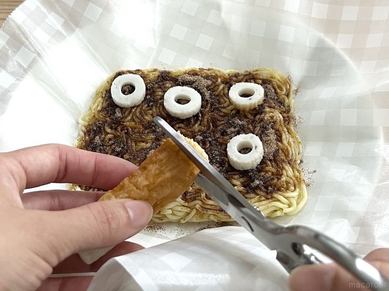 焼きそば麺にちくわをのせている様子