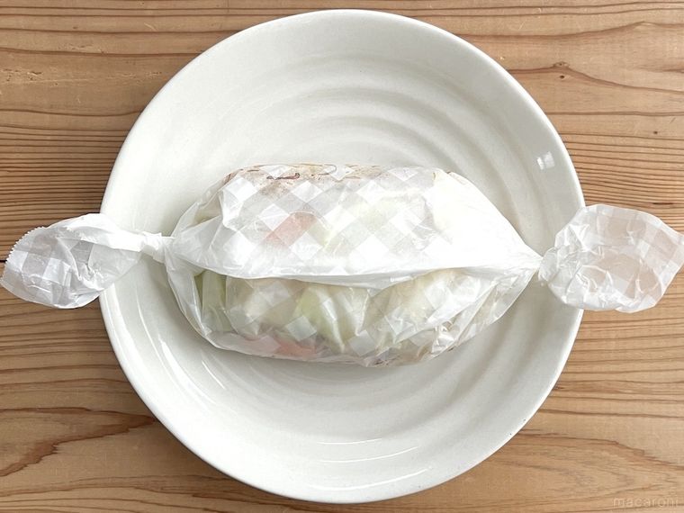 焼きそばの材料が入ったクッキングシートをキャンディ包みにした様子
