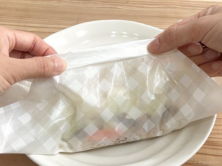 クッキングシートで焼きそばの材料を包んでいる様子