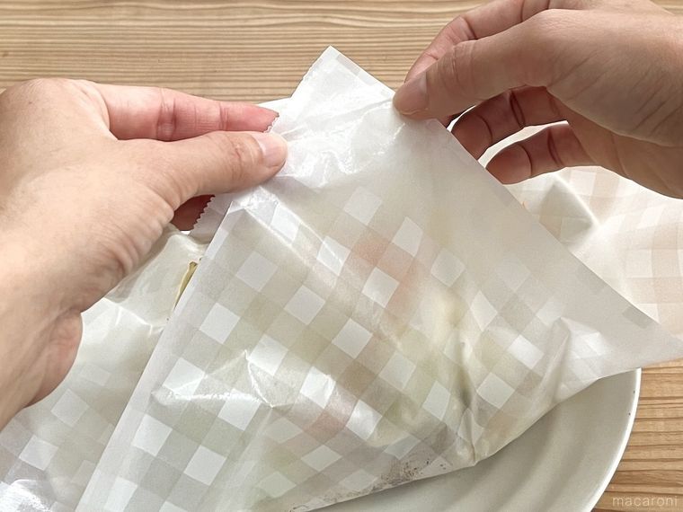 クッキングシートの角と角を重ねている様子