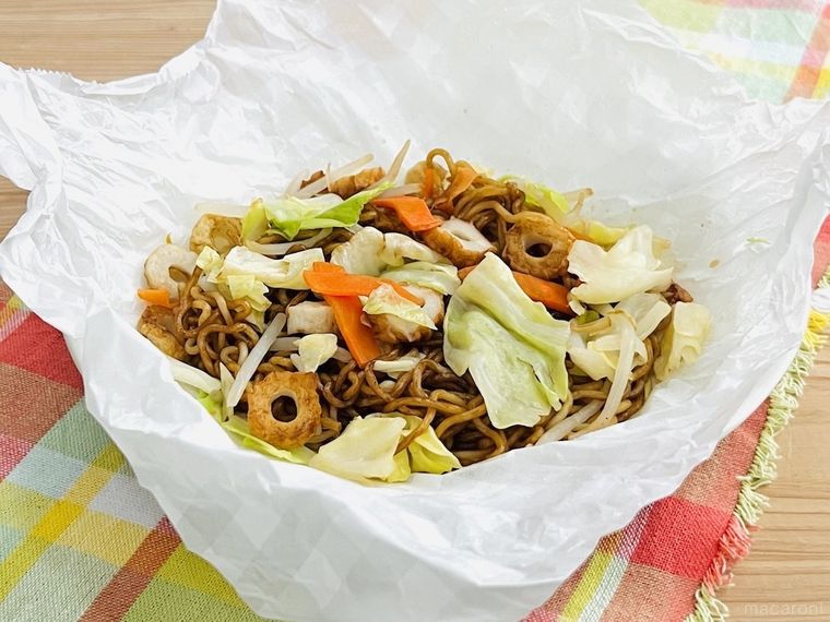 クッキングシートにのった焼きそば