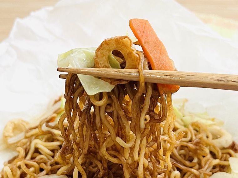 焼きそばを箸で持ち上げている様子