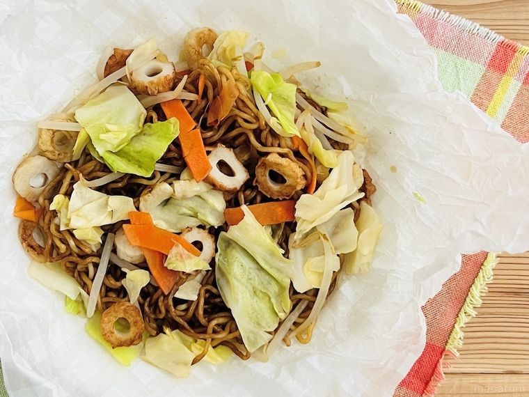 クッキングシートにのった焼きそば