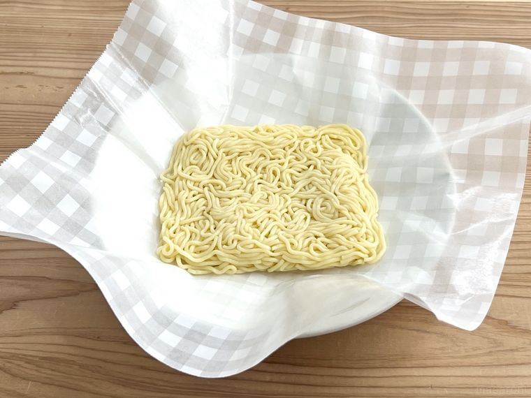 クッキングシートに焼きそば麺をのせた様子