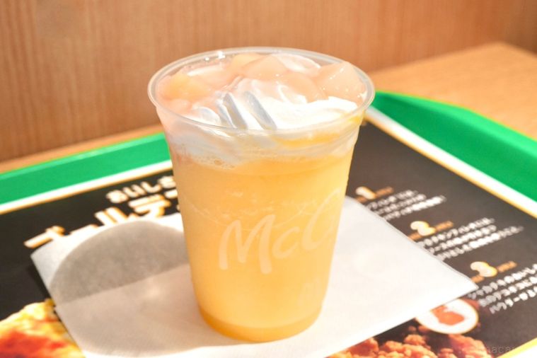 緑色のトレーにのったプラカップ入りのミックスフルーツ味のフラッペ