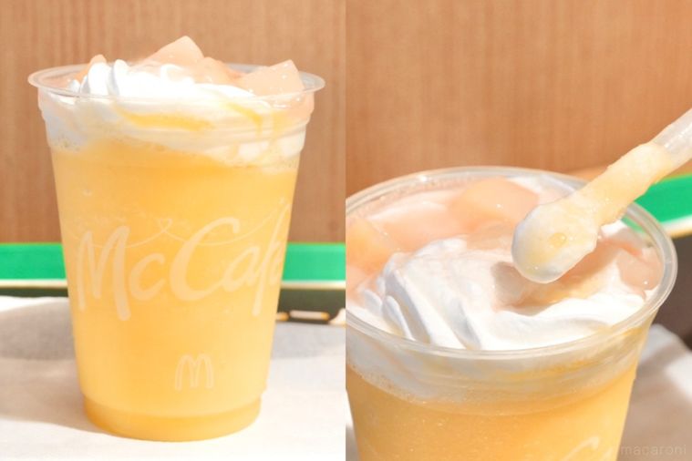 緑色のトレーにのったプラカップ入りのミックスフルーツ味のフラッペをスプーンストローで持ち上げる様子