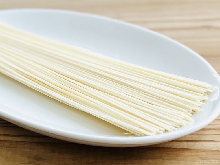 皿に盛られたそうめんの乾麺