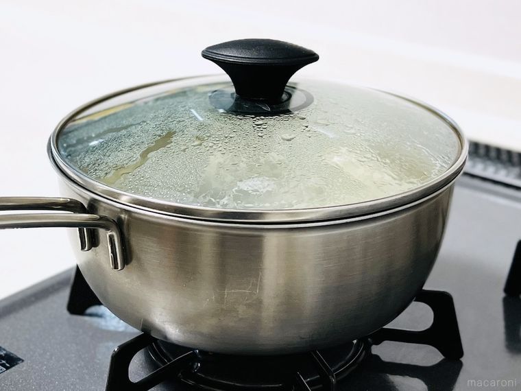 余熱でそうめんに火を通している様子