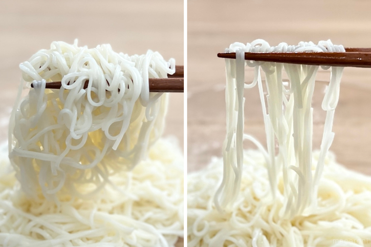 そうめんを箸ですくっている様子
