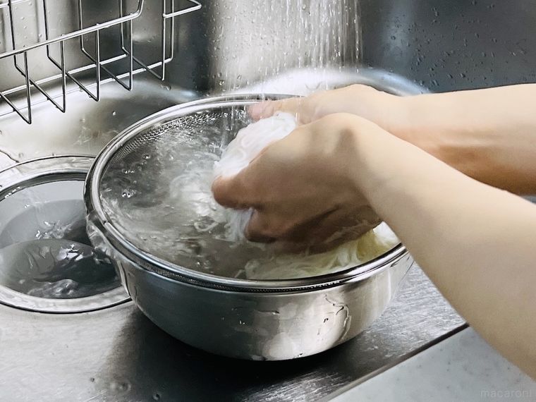 そうめんを洗っている様子