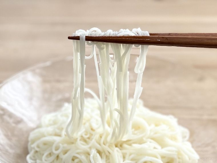 そうめんを箸ですくっている様子