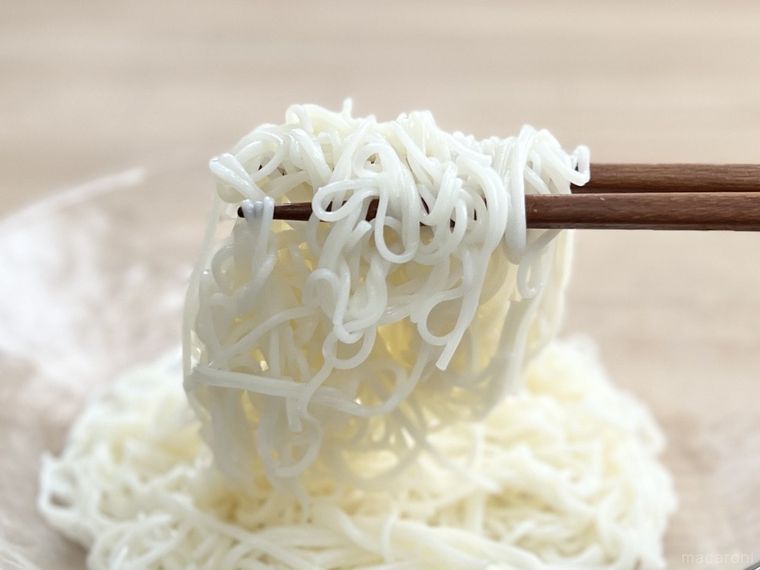 そうめんの麺同士がくっついている様子