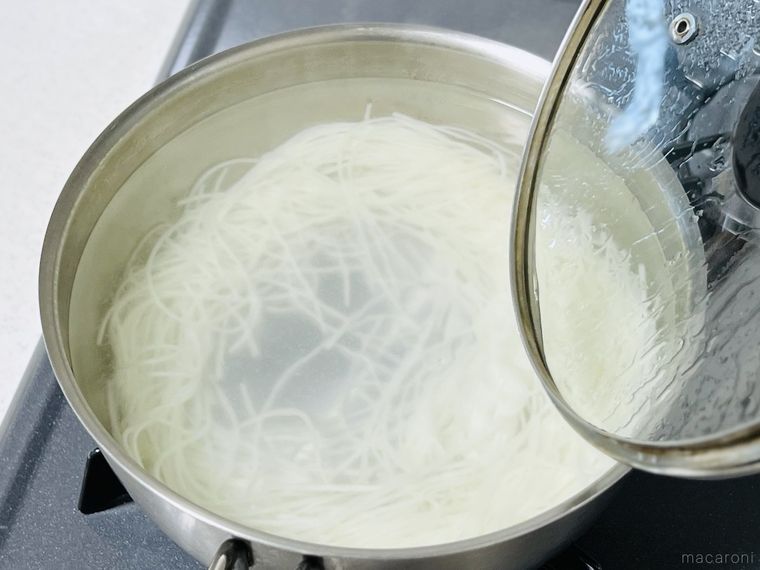 お湯に浸かったそうめん