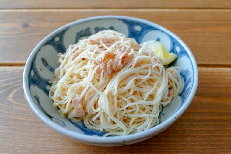 ツナ缶そうめんを盛り付けた青い皿
