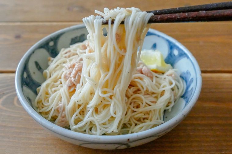 ツナ缶そうめんを箸で持ち上げる様子
