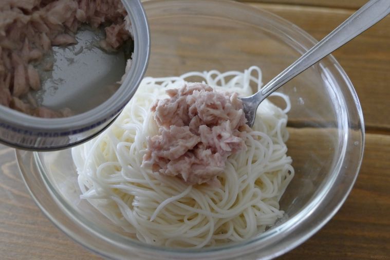 ツナ缶水煮をそうめんに混ぜる様子