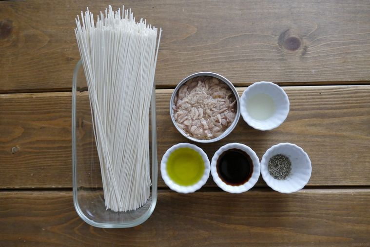 ツナ缶そうめんの材料が並ぶ木製テーブル