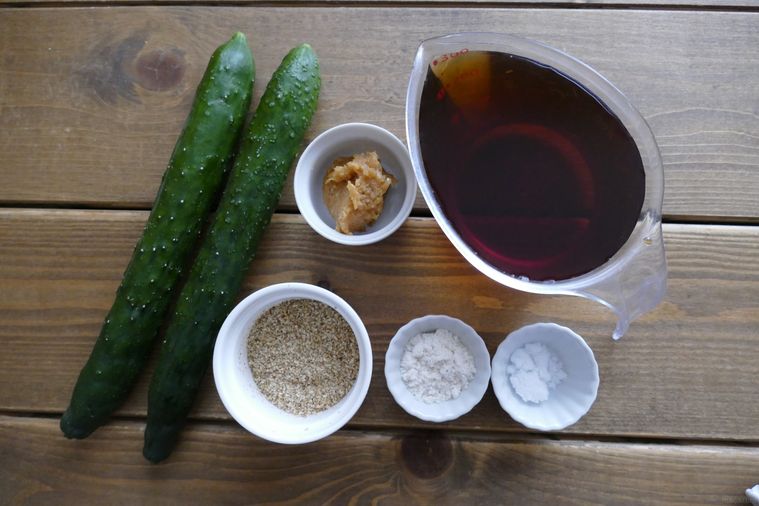 きゅうり入りそうめんつゆの材料が並ぶ木製テーブル