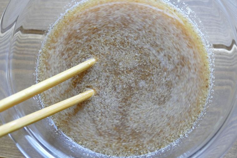 調味料とめんつゆを混ぜる様子