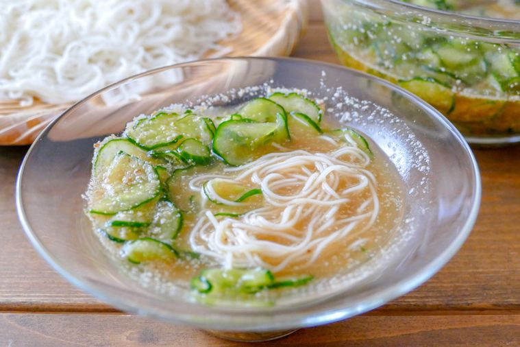 きゅうり入りのそうめんつゆにそうめんをつけた様子