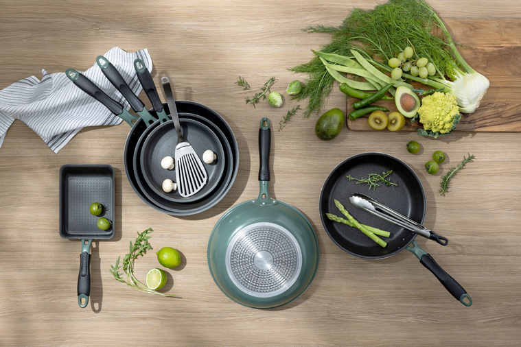 テーブルに並べられたフライパン