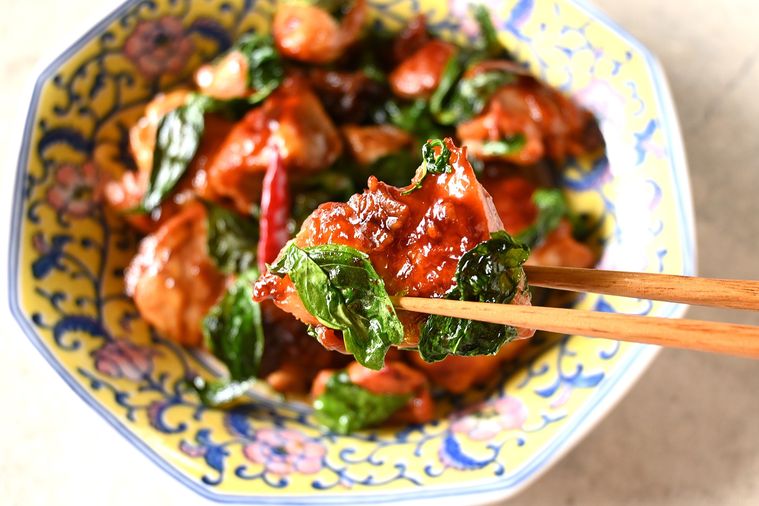 三杯鶏をひと切れ箸で持ち上げた様子