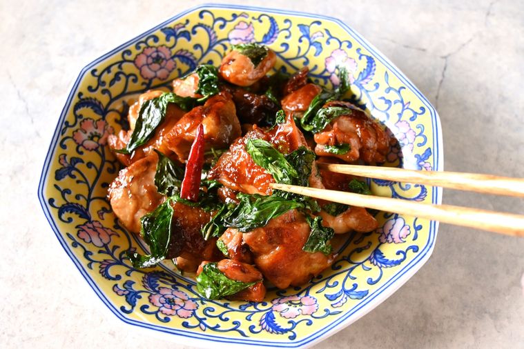 三杯鶏をひと切れ箸で持ち上げる様子