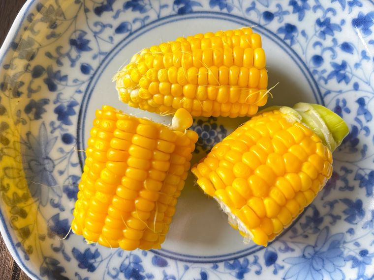 和皿に盛られたレンジで加熱したとうもろこし