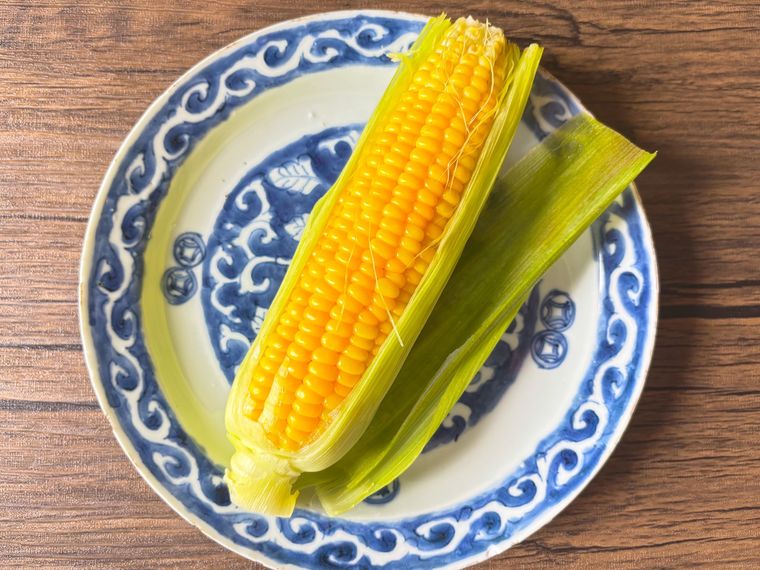 青色の模様が入った和皿に盛られたとうもろこし