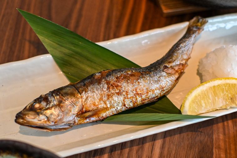 魚の焼物のアップ