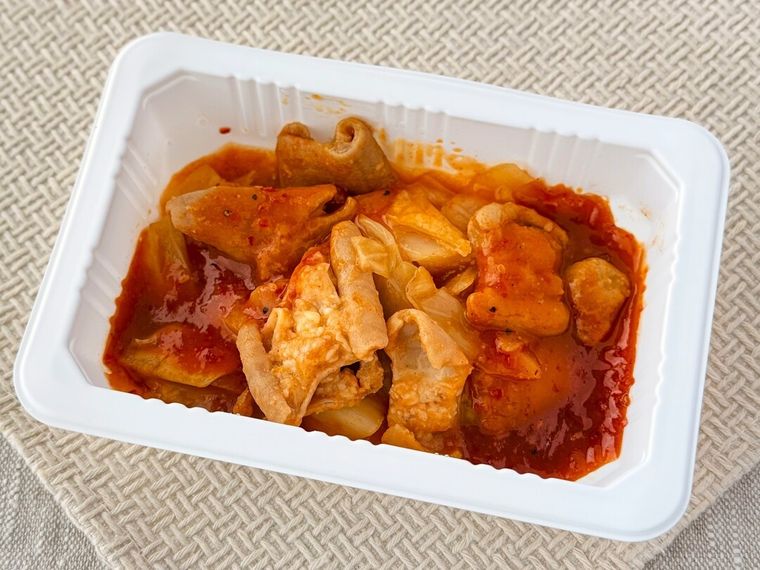 白いトレーにのったセブンプレミアム 旨辛コプチャン