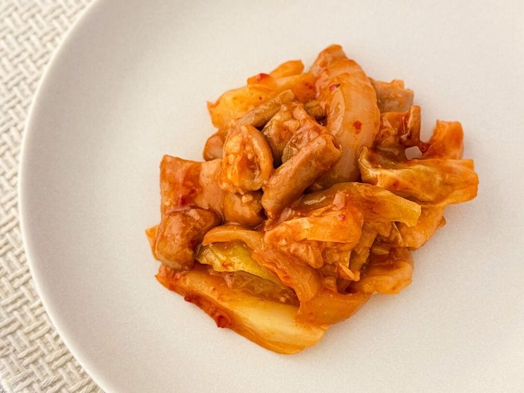 具だくさんのセブンプレミアム 旨辛コプチャンが皿に盛り付けられている様子