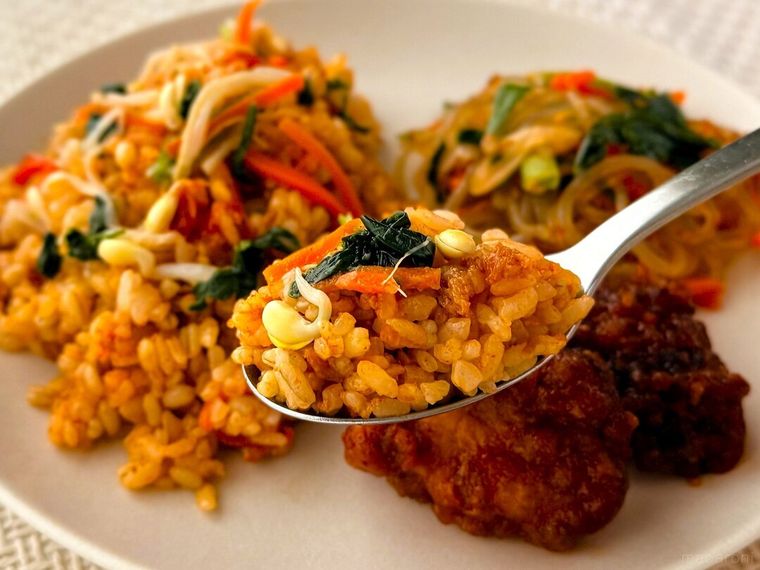 セブンプレミアム ビビンバヤンニョムチキンのビビンバをスプーンですくっている様子