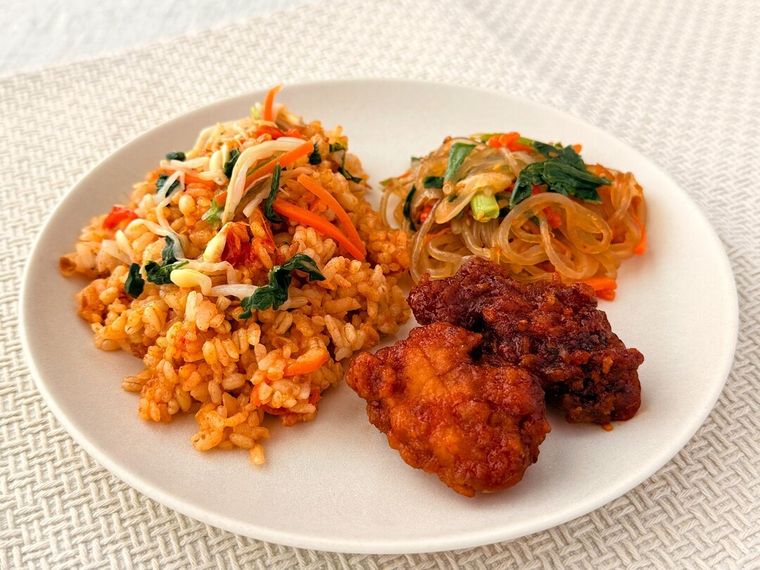 白皿に盛り付けたセブンプレミアム ビビンバヤンニョムチキン