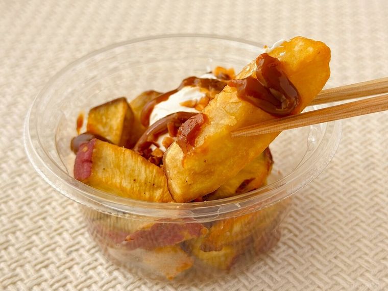 さつまいもを楽しむ ひとくちコグマ アーモンドがけ 塩キャラメルホイップのさつまいもを箸で持っている様子