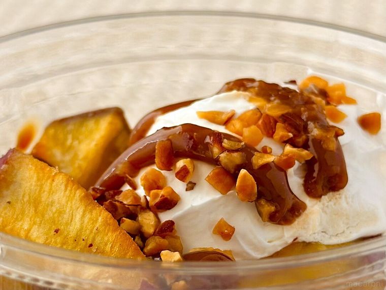 キャラメルソースがかけられたさつまいもを楽しむ ひとくちコグマ アーモンドがけ 塩キャラメルホイップ