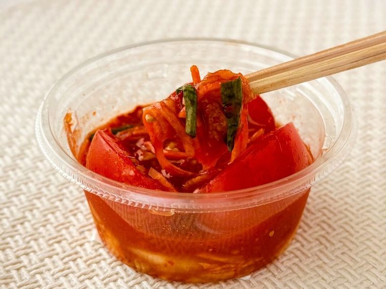 トマトキムチのキムチを箸で持っている様子