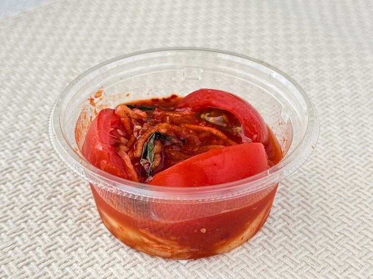 トマトキムチの蓋を開けた様子