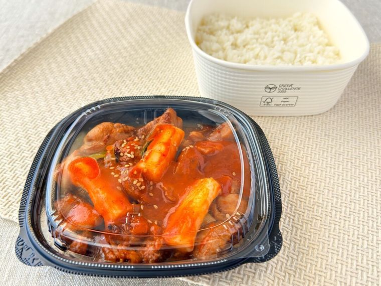 スップルグイチキン丼 韓国風旨辛炭火焼き鳥丼の具材ととご飯が並んでいる様子