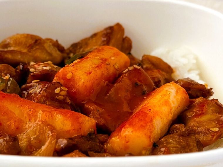 白い容器に入ったスップルグイチキン丼 韓国風旨辛炭火焼き鳥丼