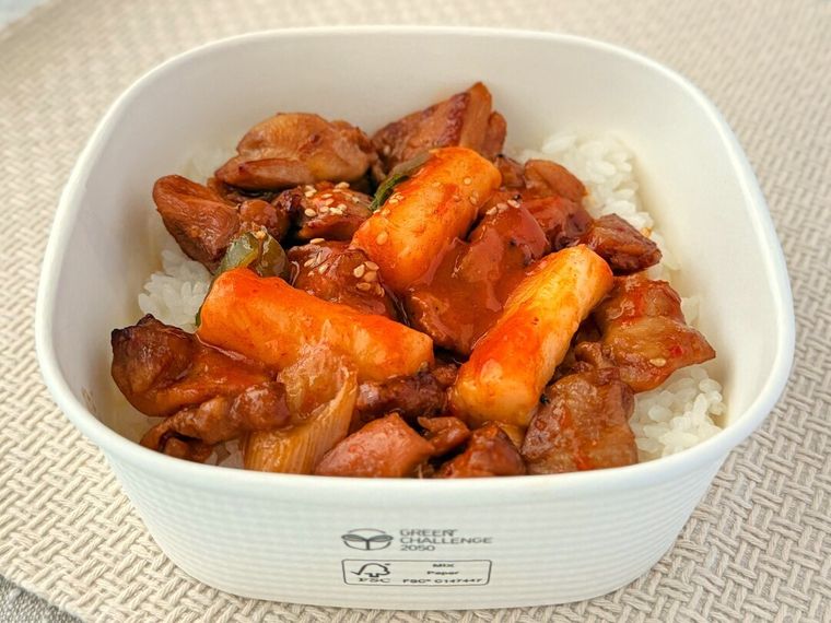 テーブルに置かれたスップルグイチキン丼 韓国風旨辛炭火焼き鳥丼